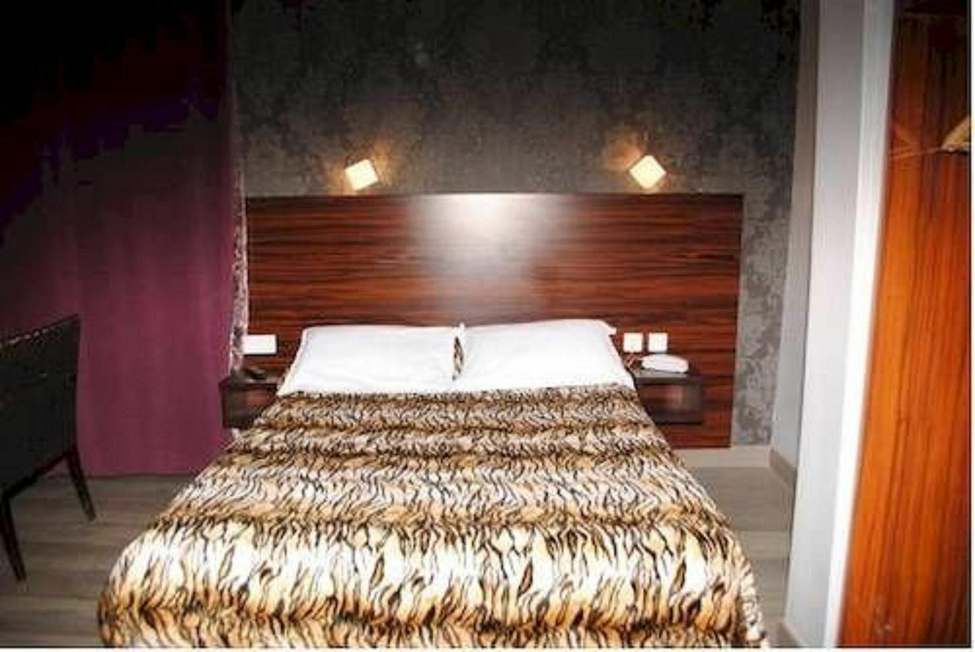 Hotel De Menilmontant Paris Luaran gambar